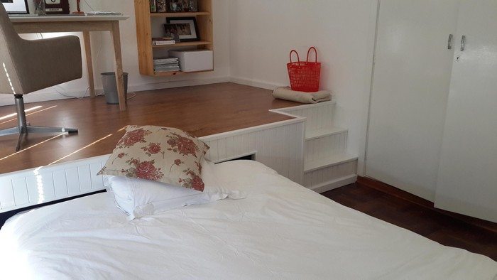 Pull-Out-Beds under a Platform